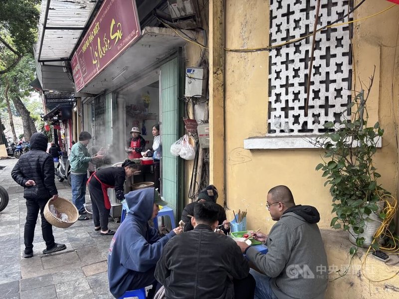 越南人從早餐到晚餐都喜歡來碗牛肉或雞肉河粉，店家隨處可見，為庶民文化一部分。政府日前批准提議，將著手準備資料，向聯合國教科文組織申請登錄非物質文化遺產。中央社記者曾婷瑄河內攝　115年1月7日