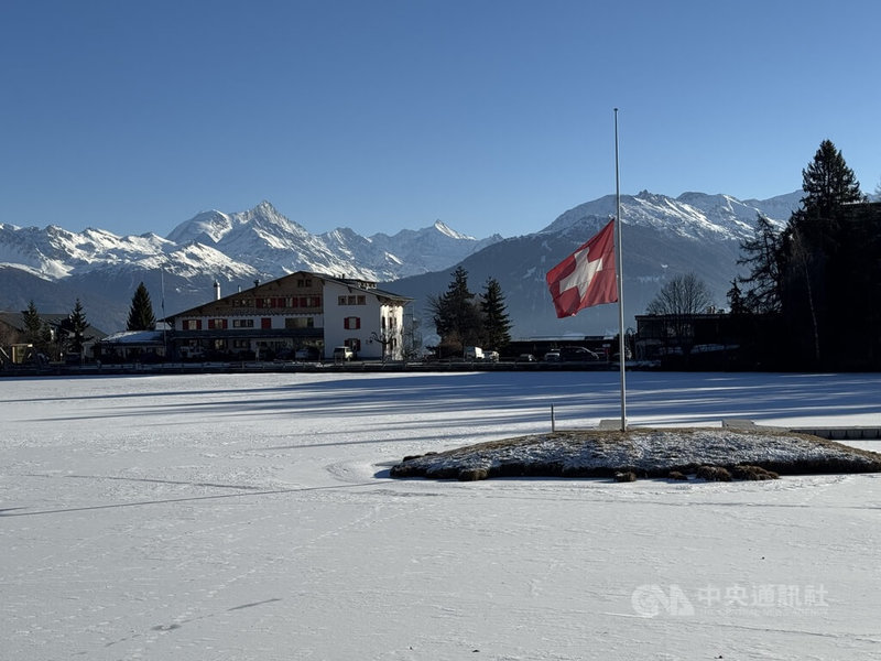 瑞士克蘭蒙丹納一間酒吧跨年夜發生大火,造成約40人喪生,瑞士全國降半旗哀悼,圖為結冰的克蘭蒙丹納湖。中央社記者郭芳君克蘭蒙丹納攝 115年1月7日