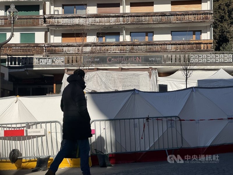 瑞士滑雪勝地克蘭蒙丹納(Crans-Montana)一處酒吧跨年夜發生火災,造成約40人罹難,警方在事發現場第一時間拉起封鎖線迄今。中央社記者郭芳君克蘭蒙丹納攝 115年1月7日