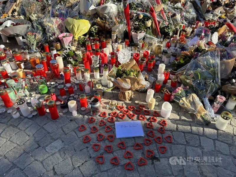 瑞士滑雪勝地克蘭蒙丹納(Crans-Montana)一處酒吧發生重大火災後,全瑞士每天都有民眾前來哀悼致意,事發現場滿是鮮花與蠟燭,代表著人們的哀傷。中央社記者郭芳君克蘭蒙丹納攝 115年1月7日