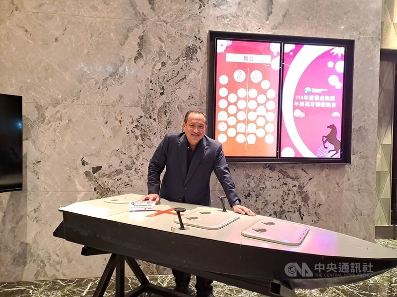 無人機製造商雷虎科技董事長陳冠如(圖)在6日尾牙受訪時表示,已透過美國子公司或與當地廠商合作,爭取美國政府標案,並在今年積極爭取台灣軍備局近5萬台的無人機標案;除無人機之外,雷虎也已投入無人艇政府標案。中央社記者潘智義攝 115年1月7日