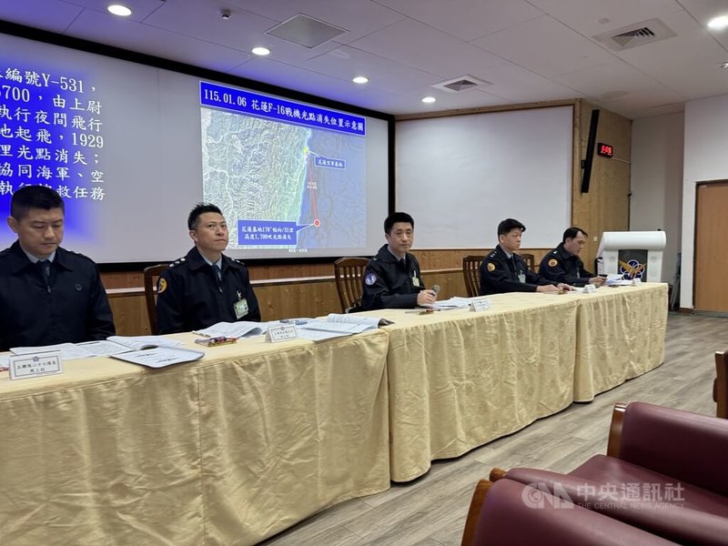 上尉飛官辛柏毅駕駛F-16V單座戰機，6日晚間7時許於花蓮縣豐濱鄉海面失事疑跳傘逃生，空軍司令部7日上午在花蓮空軍基地舉行記者會，說明搜救及初步調查狀況。中央社記者張祈攝　115年1月7日