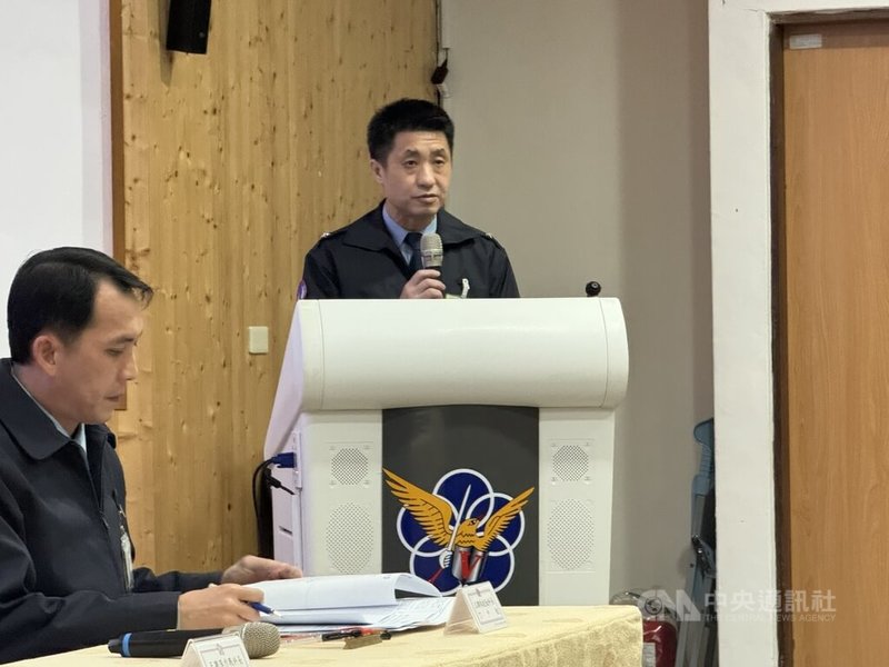 上尉飛官辛柏毅駕駛F-16V單座戰機，6日晚間7時許於花蓮縣豐濱鄉海面失事疑跳傘逃生，空軍司令部督察長江義誠（右）7日簡報搜救情形。中央社記者張祈攝　115年1月7日