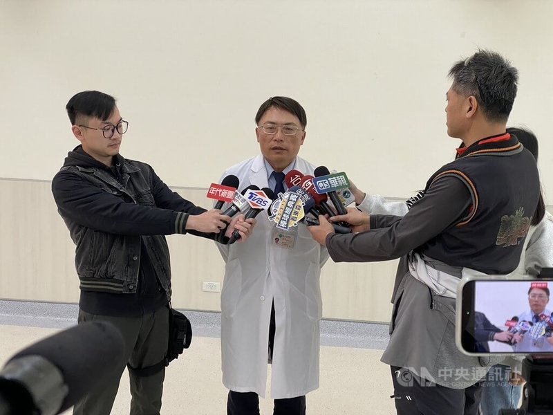 台中榮總被爆放任無照醫療器材廠商執行手術，中榮副院長李政鴻（中）7日接受媒體聯訪說明，已成立專案小組釐清真相。中央社記者郝雪卿攝 115年1月7日