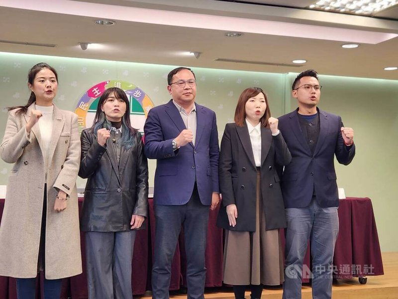 基隆市議會民進黨團總召曾怡芳（左起）、民進黨台北市議會黨團幹事長顏若芳、民進黨立委王義川、新北市議會黨團前總召張維倩、桃園市議會黨團總召李宗豪7日召開「TPASS no PASS！藍白擋總預算為難通勤族」記者會。中央社記者葉素萍攝　115年1月7日