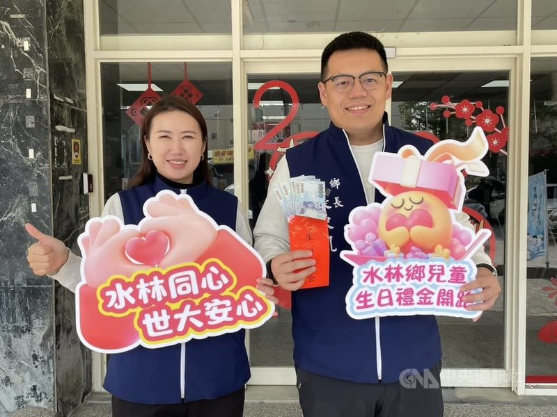 雲林縣水林鄉為全縣第2老鄉鎮，鄉公所為翻轉人口結構，2026年推出7大政策以提升社會福利，代理鄉長張東凱（右）7日說明相關政策內容。中央社記者姜宜菁攝 115年1月7日