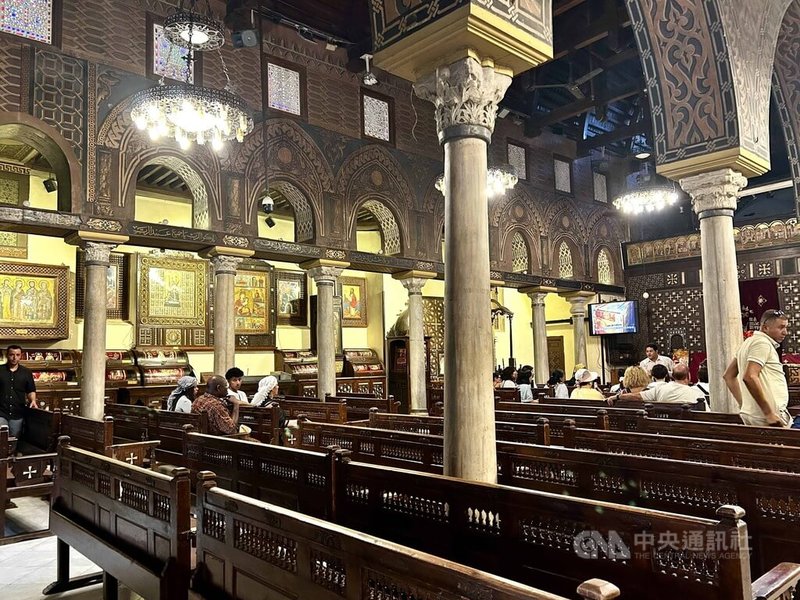 埃及的科普特教堂通常有繁複華麗且色彩鮮明、對比強烈的壁畫與聖像裝飾。圖為開羅科普特區內的聖芭芭拉教堂（Coptic Orthodox Church of St. Barbara）內部。圖攝於114年7月17日。中央社記者施婉清開羅攝　115年1月7日