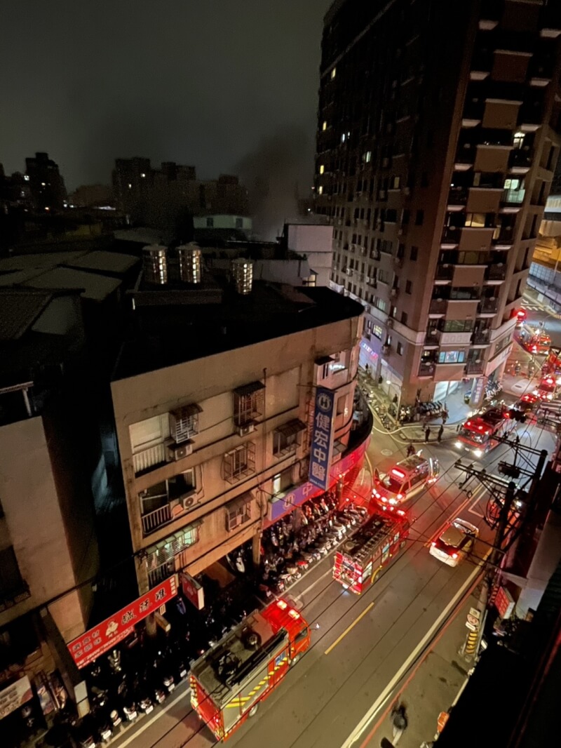 新北市中和區景新街一處民宅7日凌晨疑似發生氣爆，消防獲報出動多輛消防車到場救援。（中央社）