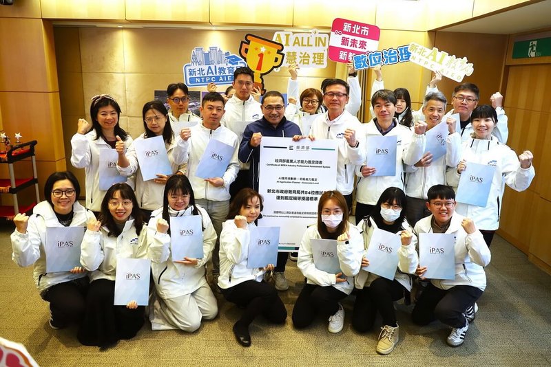 新北市2025年有90名教育人員及校長團體報考經濟部「AI應用規劃師初級鑑定」，54人通過，通過率60%，高於全國平均38%，7日並到市政會議分享獲獎喜悅，與市長侯友宜（2排左4）合影。（新北市教育局提供）中央社記者黃旭昇新北市傳真　115年1月7日