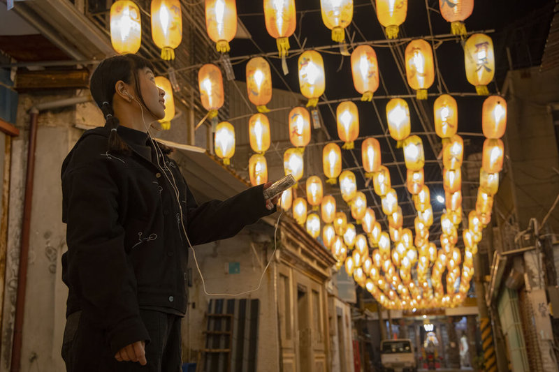 在台南鹽水巷弄街區布展的「月之美術館－2025漫月美行動」，推出音樂散步路徑，遊客可租借舊式隨身聽與錄音帶，在古老巷弄邊走邊聽4首創作樂曲。（台南市文化局提供）中央社記者楊思瑞傳真  115年1月7日