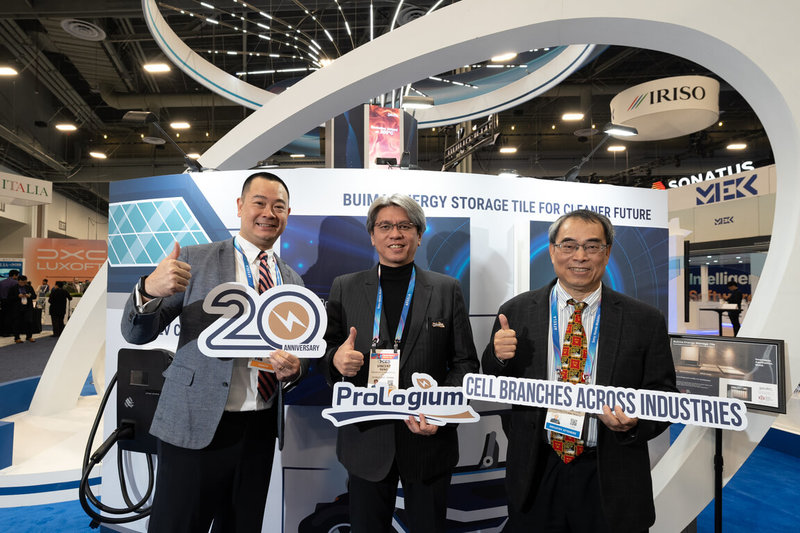 佐茂7日宣布與輝能、桓鼎能源、統量電能簽署4方戰略合作備忘錄，共同推動次世代固態電池在儲能系統與電動貨運自行車等應用場域實際落地。左起為桓鼎集團董事長莊宏偉、輝能科技執行長楊思枏、佐茂董事吳建瑩。（佐茂提供）中央社記者曾仁凱傳真　115年1月7日