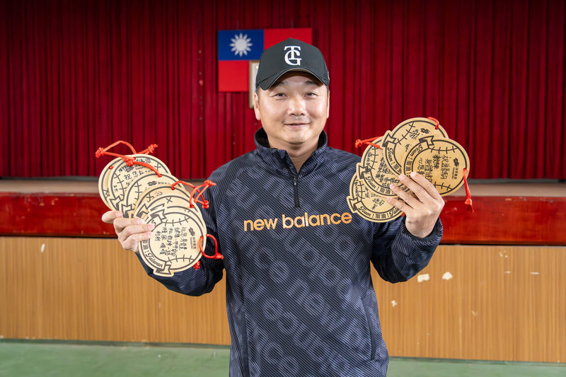 帶領台灣拿下世界12強棒球賽冠軍的棒球教練曾豪駒，7日特別抽空前往新竹縣與基層小球員相見，與孩子們近距離互動交流，也獲贈寫上滿滿祝福的多份繪馬。（球芽基金提供）中央社記者蘇志畬傳真　115年1月7日