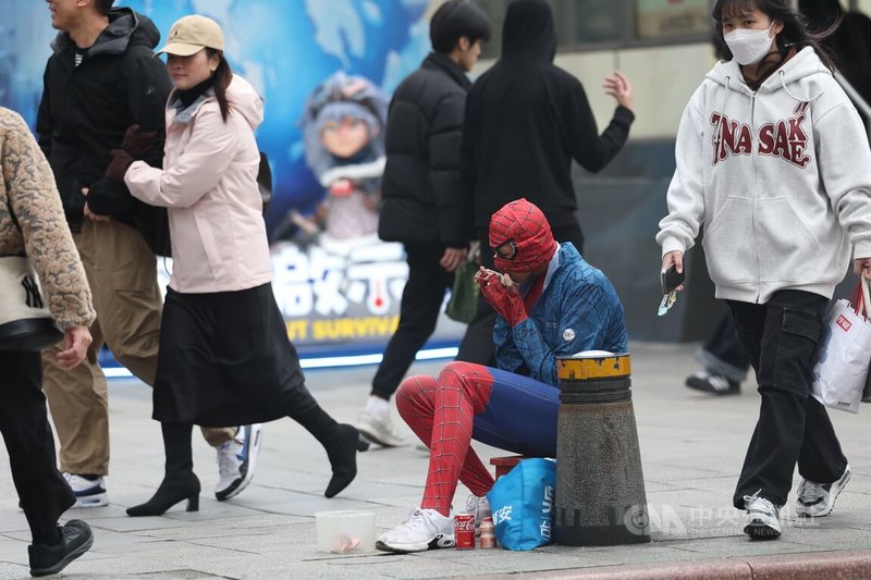 氣象署發布低溫特報，7、8日兩天強烈大陸冷氣團及輻射冷卻影響，7日清晨至晚間西半部、宜蘭、金門等17縣市注意攝氏10度以下低溫。街頭藝人裝扮成蜘蛛人在西門町街頭表演。中央社記者吳家昇攝 115年1月7日