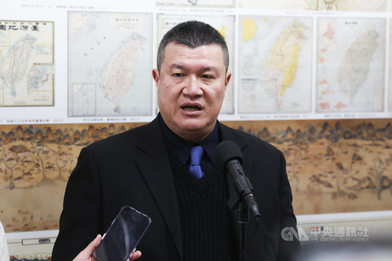 F-16V辛姓飛官6日晚疑於花蓮豐濱外海跳傘,空軍展開救援。內政部次長馬士元(圖)7日在立法院受訪時說,昨天接到消息後,所有任務機都待命,昨晚漏夜搜救;今天會擴大配合國防部、海巡署,搜救架次持續增加,希望飛官平安歸來。中央社記者王騰毅攝 115年1月7日