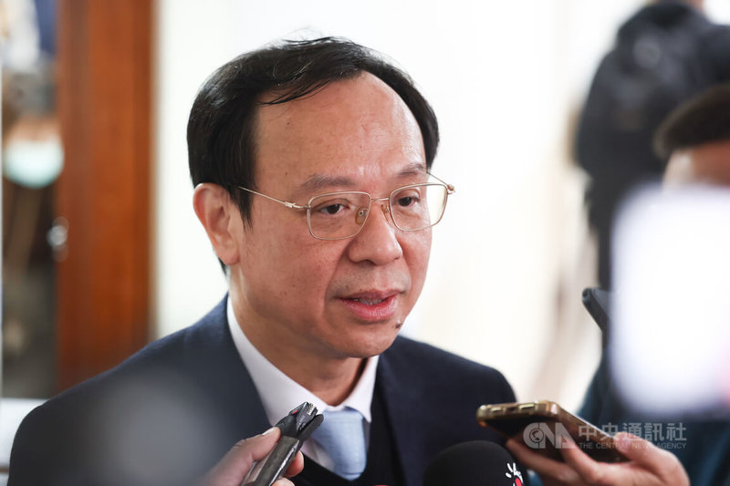 行政院會114年12月通過人工生殖法修正草案，確定脫鉤代理孕母。立法院衛環委員會8日將審查人工生殖法修正草案，衛福部長石崇良（圖）7日在立法院受訪表示，條文需與時俱進，並以兒童最佳利益做考量，而代理孕母部分仍有爭議，行政院版未納入。中央社記者王騰毅攝  115年1月7日