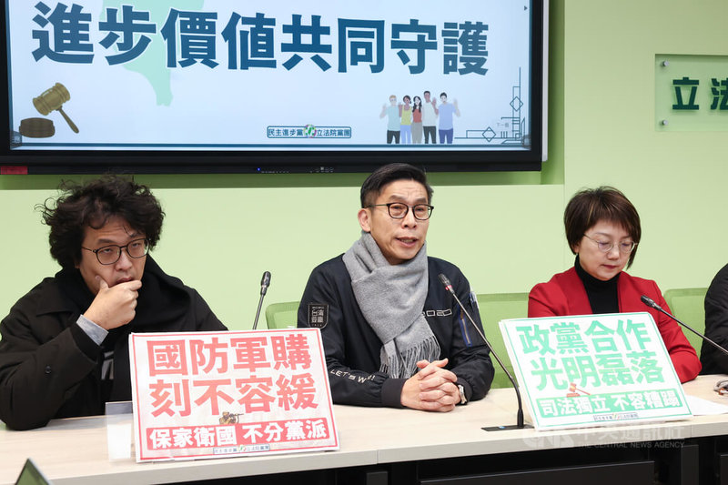 國軍一架F-16V戰機6日晚間於花蓮豐濱外海失聯，辛姓飛官疑跳傘，目前搜救中。民進黨立法院黨團7日舉行記者會，幹事長鍾佳濱（中）、副幹事長范雲（右）與立委沈伯洋（左）出席，希望全民一起集氣，讓飛官平安歸來，也希望總預算案能盡快付委審查。中央社記者王騰毅攝 115年1月7日