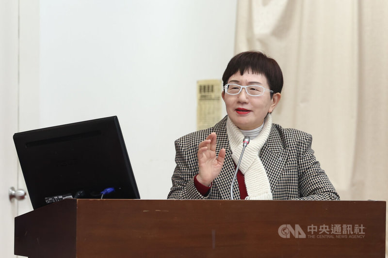 淘寶、拼多多等中國網路電商未在台灣落地納管，引發立委關注。財政部長莊翠雲（圖）7日在立法院答詢時說，落地須經過經濟部審核，有些已經落地，包括蝦皮、酷澎等，但仍有部分因法規未落地。中央社記者王騰毅攝  115年1月7日