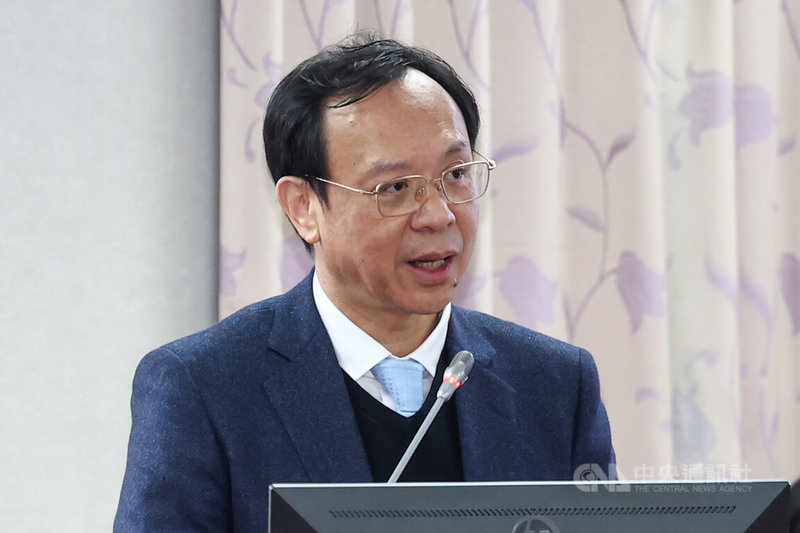 高雄市衛生局心衛中心執行秘書涉誘騙性侵未成年少女案,引發關注。立委批評衛福部過去頒發績優督導獎項給涉案人,要求衛福部研議狼社工查詢平台。衛福部長石崇良(圖)7日在立法院回應,已於1月6日發文撤銷獎項,並會在1個月內完成狼社工查詢平台研議。中央社記者王騰毅攝 115年1月7日