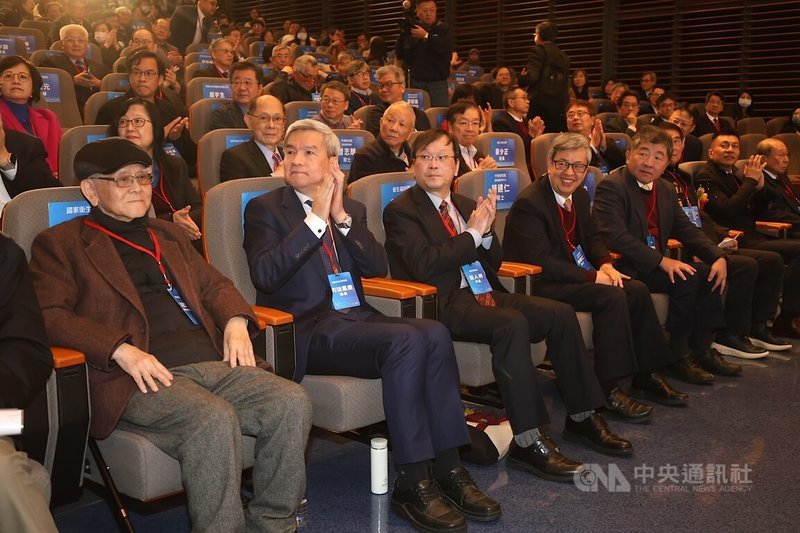 國家衛生研究院7日在竹南院區舉辦30週年院慶大會,創院院長吳成文(前左)「回娘家」,與現任院長司徒惠康、衛福部次長莊人祥、前副總統陳建仁、行政院政務委員陳時中等人一起慶賀。中央社記者管瑞平攝 115年1月7日