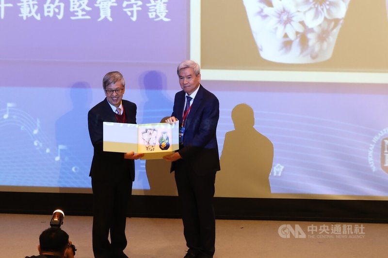 國家衛生研究院30週年院慶大會7日在竹南院區舉辦,6月將接任中研院長的前副總統陳建仁(左)應邀出席發表演說,演講結束後由國衛院長司徒惠康(右)致贈紀念品。中央社記者管瑞平攝 115年1月7日