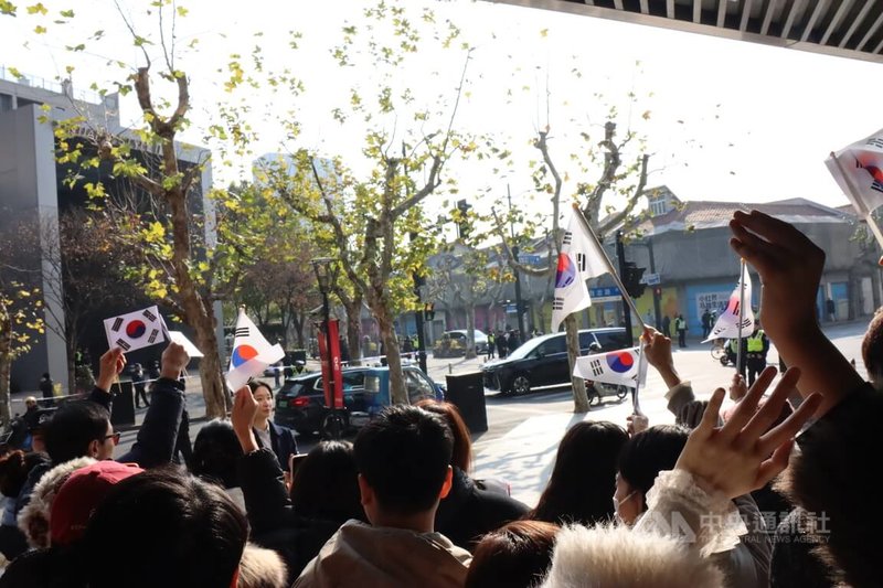 韓國總統李在明7日下午到位於上海的「大韓民國臨時政府舊址」參觀。這是他首次到中國參訪，適逢該舊址成立100週年。許多民眾在封鎖線邊守候或觀望，在滬韓僑揮舞韓國國旗。中央社記者張淑伶上海攝　115年1月7日