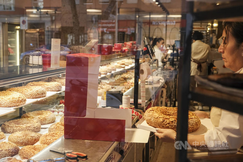 西班牙1月6日慶祝天主教傳統節日「三王節」，儘管節慶甜點「國王蛋糕」價格比去年上漲近7%，若不吃上一塊，就沒有過節的感覺。首都馬德里糕餅店6日生意興隆，民眾人手一盒國王蛋糕歡喜過節。中央社記者胡家綺馬德里攝　 115年1月7日