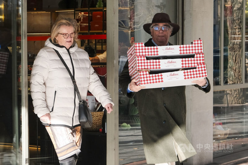 遵循天主教傳統，西班牙人在1月6日慶祝「三王節」，對西班牙家庭來說，即使三王節必吃的「國王蛋糕」價格年年漲，但是西班牙人仍甘願買單守護這份甜蜜的傳統，首都馬德里6日街頭幾乎人手一盒國王蛋糕。中央社記者胡家綺馬德里攝　115年1月7日