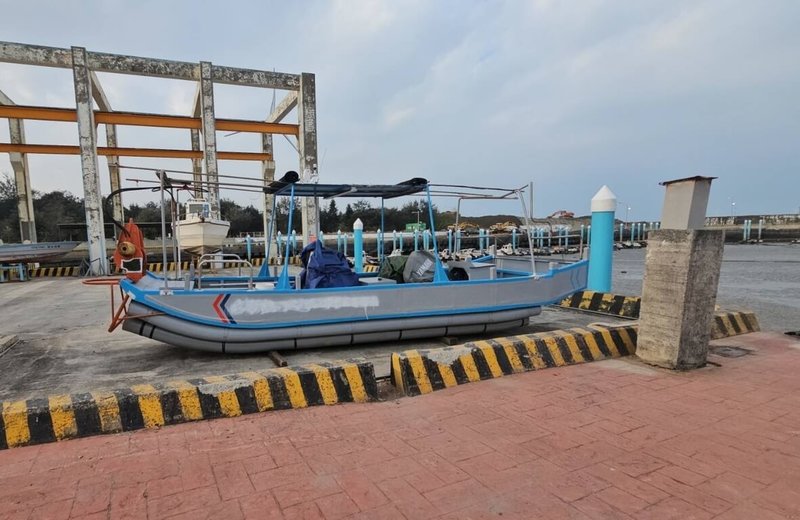 苗栗竹南龍鳳漁港1艘膠筏6日凌晨遭竊賊以吊車載運偷走，船主白天發現後報警並經友人協助上網發文協尋，當天就尋獲，戲劇化過程成為漁民討論話題。（民眾提供）中央社記者管瑞平傳真 115年1月7日