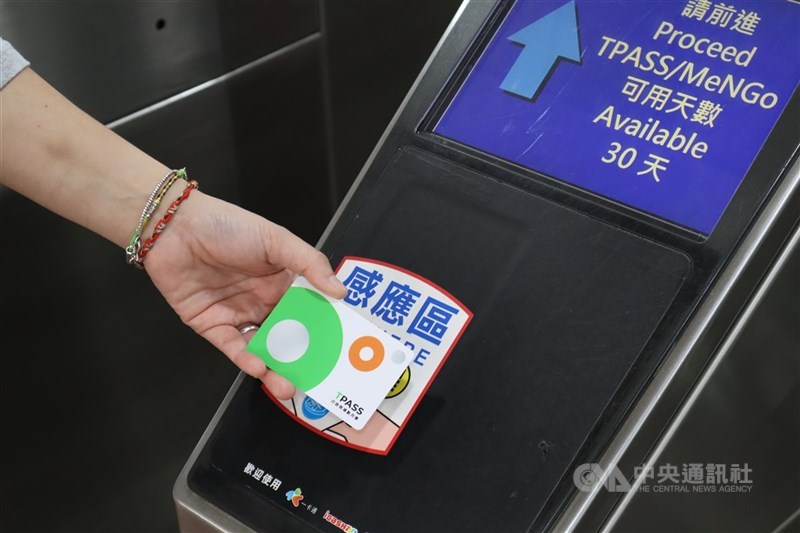 中央總預算卡關，外界關注TPASS通勤月票經費補助。屏東縣政府交通旅遊處表示，補助9成來自中央，縣府自備款1個月內會用完。（中央社檔案照片）