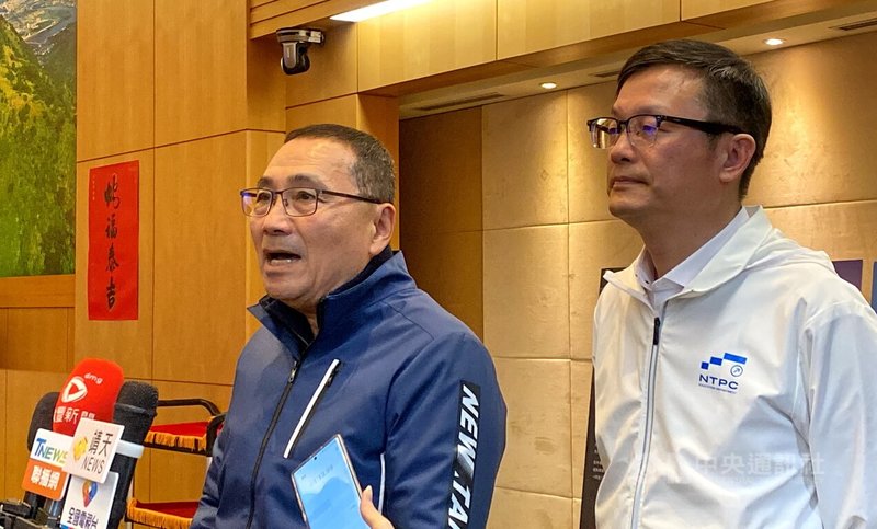 新北市長侯友宜（左）7日接受聯訪表示，已經投入新台幣13.5億元補助營養午餐與提升品質，若全面推動營養午餐免費需46億元，對市府財政將形成相當壓力，將視財政條件隨時做好調整準備。右為新北市教育局長張明文。中央社記者黃旭昇新北攝  115年1月7日