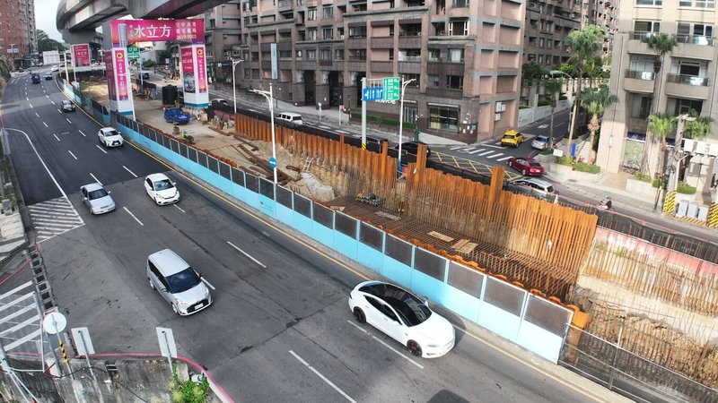 新北市淡北道路進行淡金路高架橋吊裝工程，1月8日起夜間封閉淡金路與中正東路交叉口至坪頂路口（往台北方向）部分路段，並分2階段實施交通管制。（新北市工務局提供）中央社記者曹亞沿傳真  115年1月7日