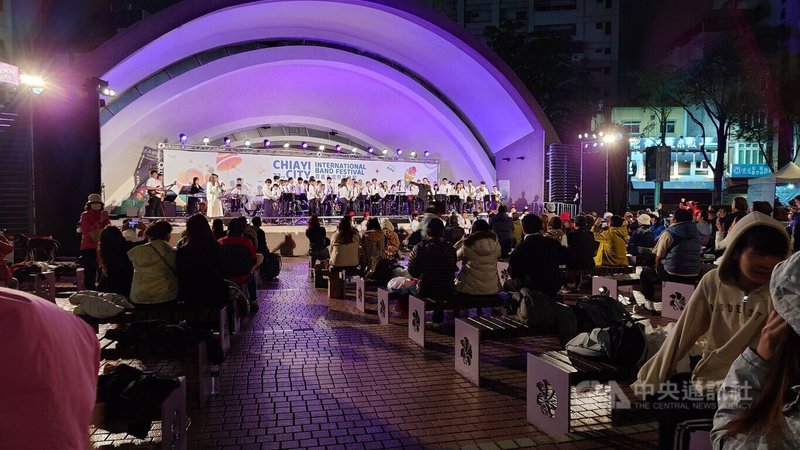 嘉義縣大埔國中小學發展管樂有成，112年起連3年獲嘉縣學生音樂比賽室內管樂合奏組第一名，並獲頒藝術教育貢獻績優團體獎。圖為1日大埔國中小學管樂團在嘉義市國際管樂節擔綱壓軸演出。中央社記者蔡智明攝　115年1月7日