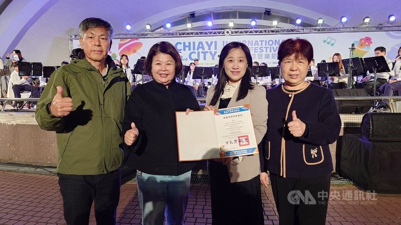 嘉義縣大埔國中小學管樂團1日在嘉義市國際管樂節演出，嘉義縣教育處長李美華（右）、嘉義市文化局副局長林金龍（左）特別到場加油。右2為大埔國中小學校長陳育恬、左2為國民黨嘉義市議員張秀華。中央社記者蔡智明攝　115年1月7日