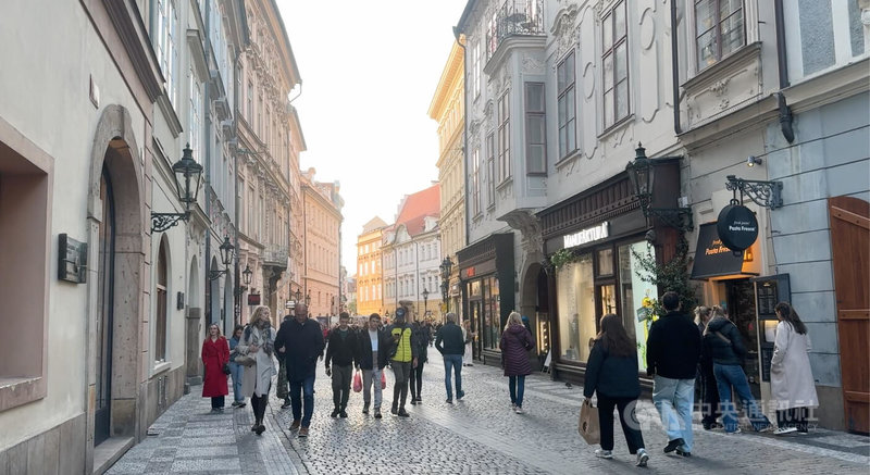 外國人常形容捷克人冷淡、內斂，或不容易親近。專家指出，捷克人的「距離感」源於多重因素，包含偏好深度交流、對使用外語缺乏自信，以及歷史經驗讓捷克人對陌生人較為謹慎。中央社記者劉郁葶布拉格攝　 115年1月7日