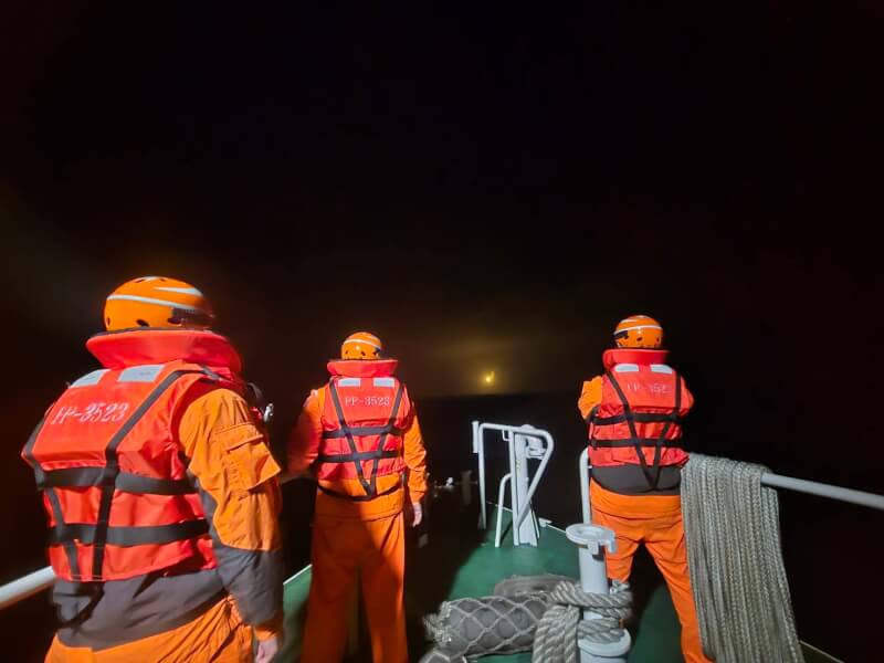 空軍辛姓上尉駕駛F-16V單座戰機，6日晚間於花蓮縣豐濱鄉東面10浬疑跳傘。入夜後海象惡劣，海巡動員3艦、6艇與國防部等單位全力救援中。（海巡署提供）中央社記者李先鳳傳真　115年1月6日