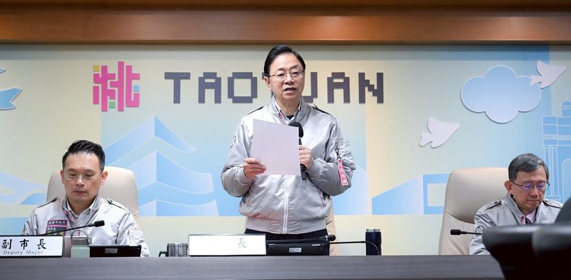 桃園市南門市場2025年11月5日大火，數百攤位受影響，市長張善政（中）7日上午主持市政會議時表示，經積極與攤商及周邊居民溝通，將確保南門市場在農曆年前恢復運作，預計27日全面復業。（桃園市政府提供）中央社記者葉臻傳真　115年1月7日