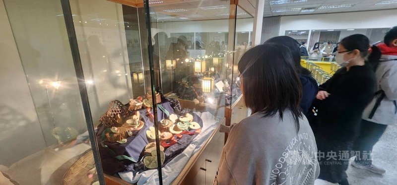 澎湖科技大學「意象之間的公共敘事–通識人文藝術的文創實踐」成果展7日在校內登場,展現學生將「學習」轉化為「創作」,再將「創作」推向「可以被理解、被使用、被記得」的實踐能力。中央社 115年1月7日