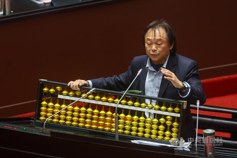 因應台灣少子女化問題，藍白日前共同推動台灣未來帳戶法案。據轉述，立委王世堅7日在民進黨中執會提到，未來帳戶案有點荒謬，財政部已有很好方案叫做台灣個人投資儲蓄帳戶（TISA）制度。（中央社檔案照片）