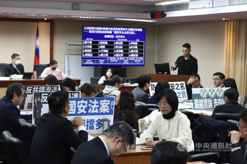 立法院內政委員會7日審查行政院函請審議「國家安全法部分條文修正草案」等案，藍綠黨團各自在會議桌上擺放立牌表達立場。中央社記者王騰毅攝  115年1月7日