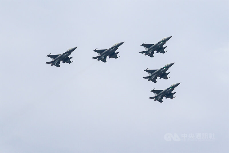 2024年5月第16任總統副總統就職慶祝大會總彩排，5架F-16V（blk20）戰機編隊飛越總統府上空。（中央社檔案照片）
