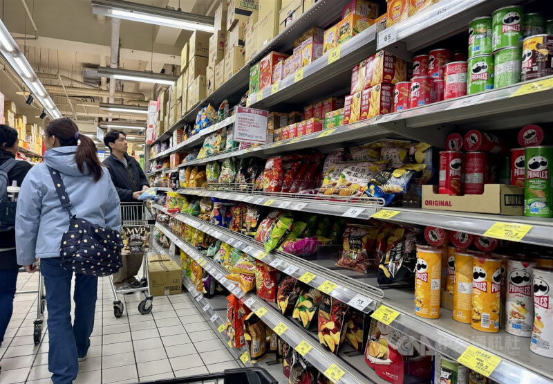 行政院主計總處7日公布2025年全年CPI年增率為1.66%，不僅是4年來首度跌破2%通膨警戒線，也是5年來最低水準。圖為民眾在台北市萬華區一處賣場選購商品。中央社記者張皓安攝　115年1月7日