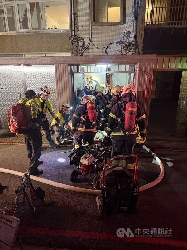 新北市中和區民宅7日凌晨疑似發生氣爆，警消人員到場發現屋內竄出濃煙，救出1名50多歲男子昏迷送醫。（翻攝照片）中央社記者曹亞沿傳真　115年1月7日