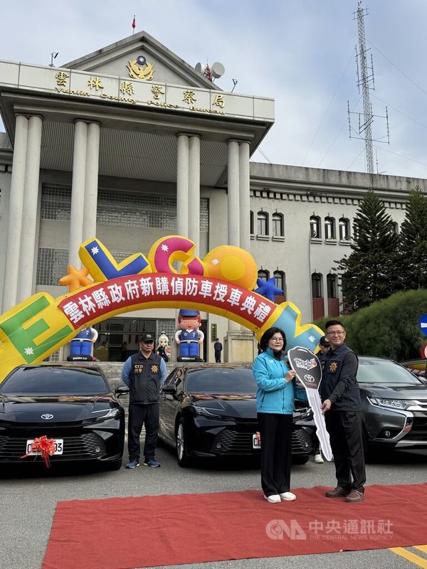 為強化警政量能，雲林縣長張麗善（前左）去年動支第二預備金購置16輛新式偵防車，7日校閱，並宣布虎尾警分局將遷移到高鐵特定區，斥資逾5億元興建多功能辦公廳舍，最快今年底動工，預計工期720天。　中央社記者姜宜菁攝　115年1月7日