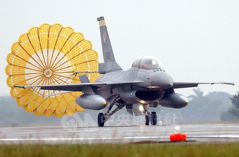 2001年12月空軍四五五聯隊在嘉義空軍基地舉行成軍典禮,F-16戰機在完成空中分列式後降落。(中央社檔案照片)