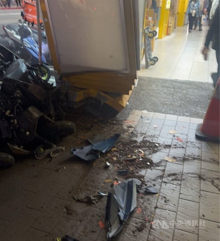 23歲李姓女子7日開車從台北市許昌街一處地下停車場離開，駛入平面道路時不明原因車輛暴衝，導致一名機車騎士遭波及擦挫傷、多輛機車受損，現場狼藉。（翻攝畫面）中央社記者劉建邦傳真　115年1月7日