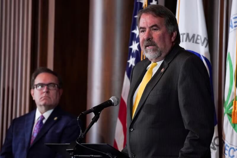 美國加州聯邦眾議員拉馬法（右）2019年在一場記者會上發表演說。（路透社）