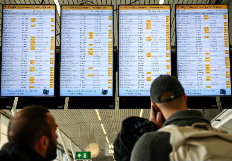 阿姆斯特丹史基普機場6日許多航班因天氣情況延誤及取消。（路透社）