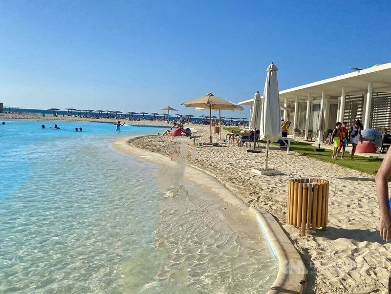 埃及政府近年重點發展新阿拉曼,有意將此城打造成豪華旅遊度假勝地,專門吸引高消費群遊客。圖為新阿拉曼其中一個高級度假別墅村,攝於114年6月。中央社記者施婉清開羅攝 115年1月8日