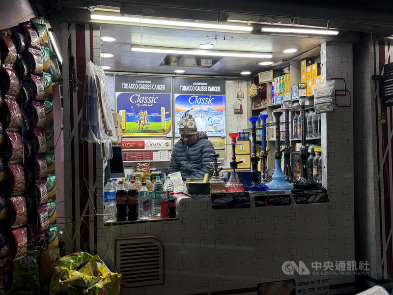 印度為了挽救因為吸菸帶來的相關疾病，導致社會醫療保健成本不斷升高，自2月1日起，除商品與服務稅（GST）外，還將額外針對香菸課徵消費稅，但有吸菸習慣的民眾表示，成效恐怕有限。圖為新德里鬧區一間有賣香菸的小鋪。中央社記者李晉緯新德里攝 115年1月8日