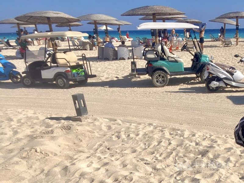 北部海岸城市「新阿拉曼市」是埃及成長最快的國際旅遊目的地之一,距離首都開羅西北約220公里,海岸線長達14公里。沿海擁有細白沙灘和清澈海水,深受遊客歡迎,夏季總是擠滿人潮。圖為新阿拉曼海灘一角,攝於114年6月。中央社記者施婉清開羅攝 115年1月8日